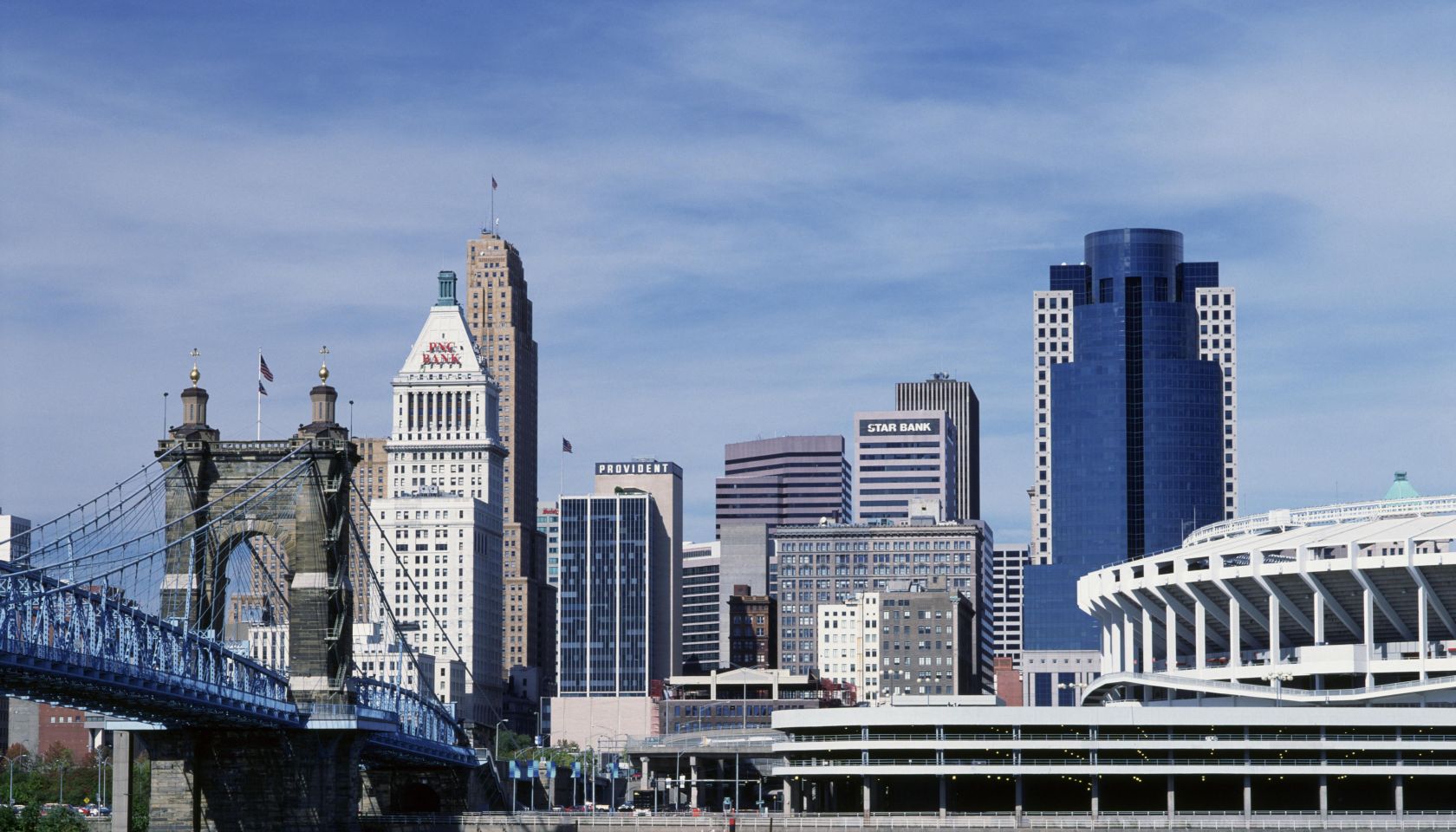 USA, Ohio, Cincinnati skyline and John Roebling Bridge over Ohio River