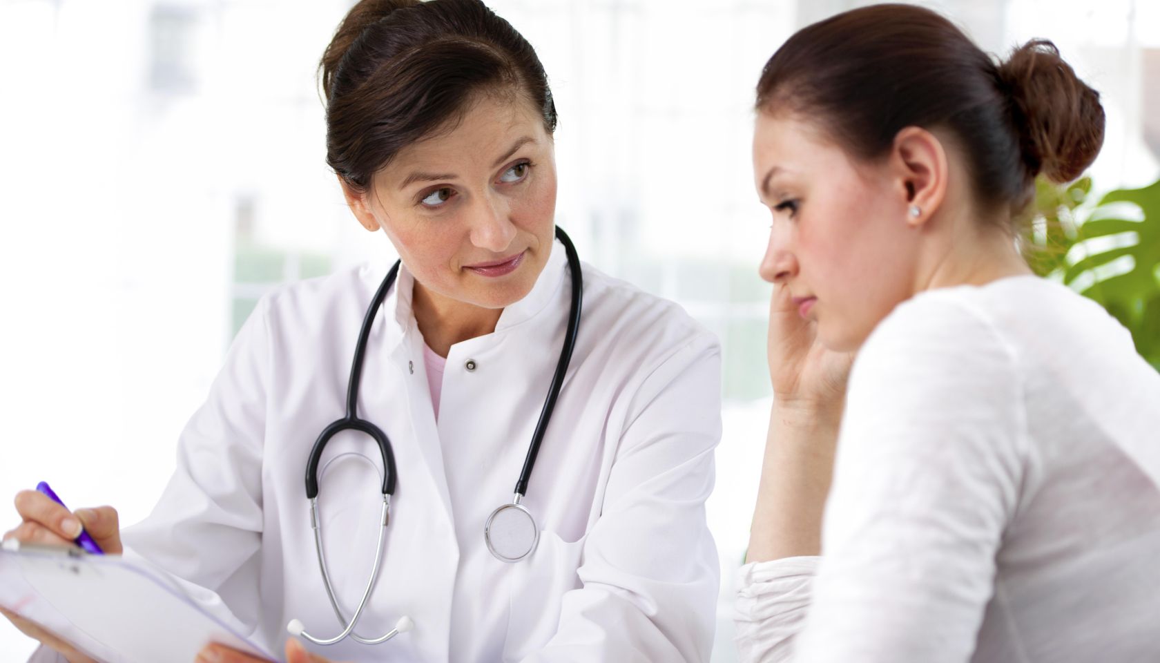 doctor explaining diagnosis to her female patient