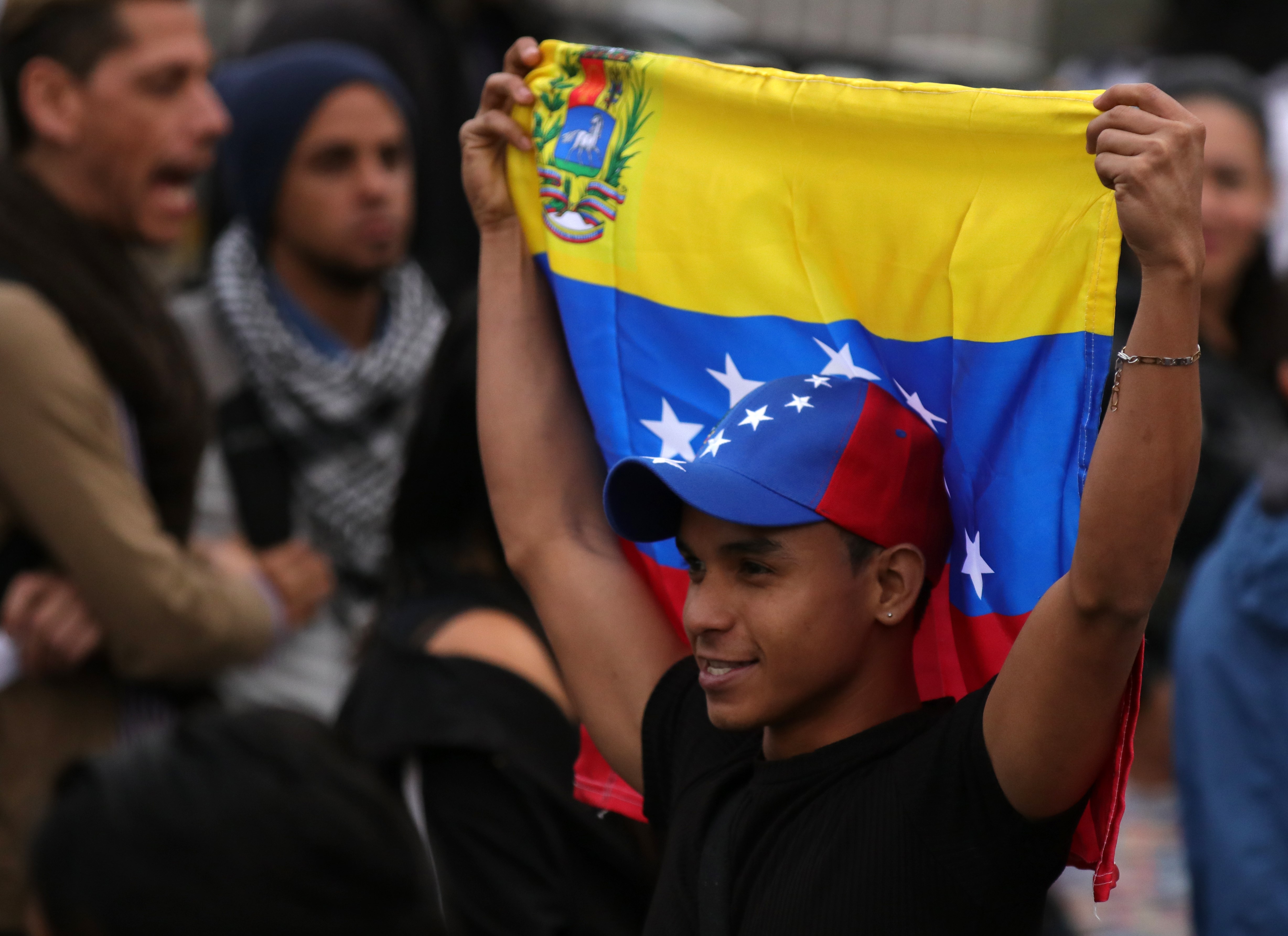 Venezuelans vote in symbolic referendum in Bogota
