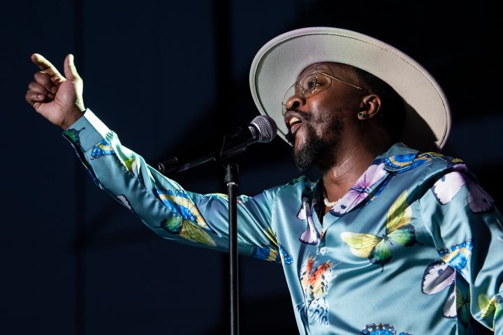 Anthony Hamilton points to fans at the Cincinnati Music Festival 2022 Friday show